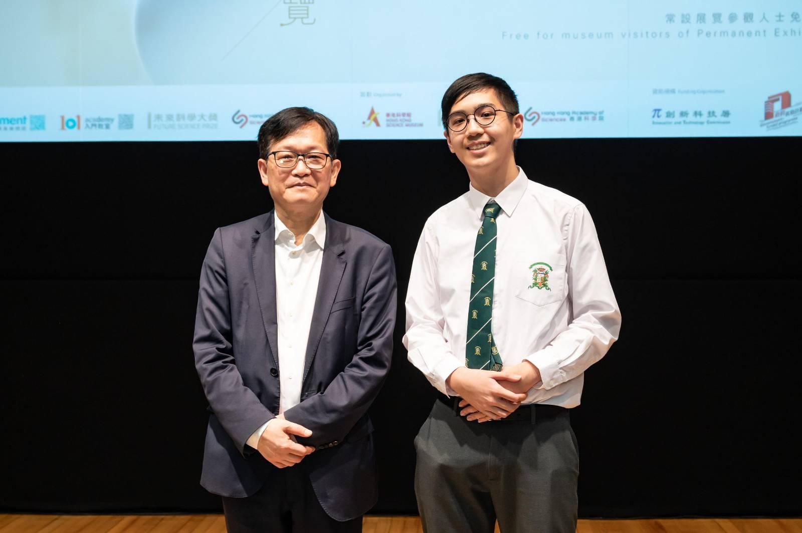 香港科學院副院長莫毅明(左)鼓勵學生多接觸世界(未來科學大獎提供)
