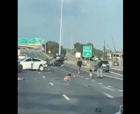 兩名穿尿布的幼童拋出車外,留在公路上。(互聯網)