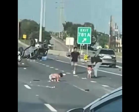 兩名男子急忙上前照料。(互聯網)