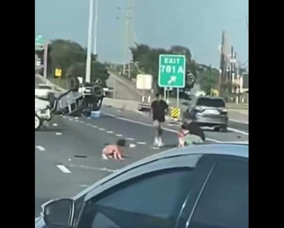 男子安撫站著的幼童。(互聯網)