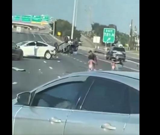 另一人查看已站起的小孩。(互聯網)