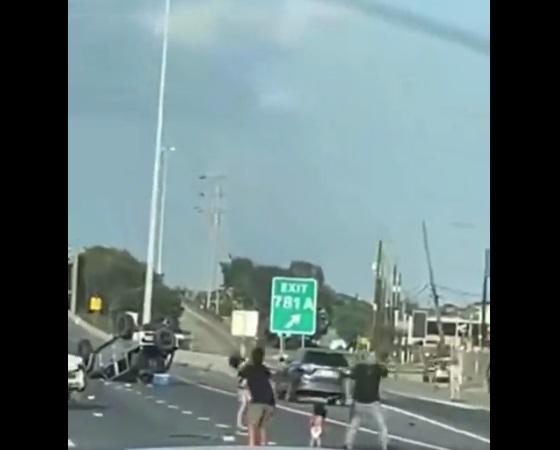 男子抱起小孩,另一人去找幫手。(互聯網)