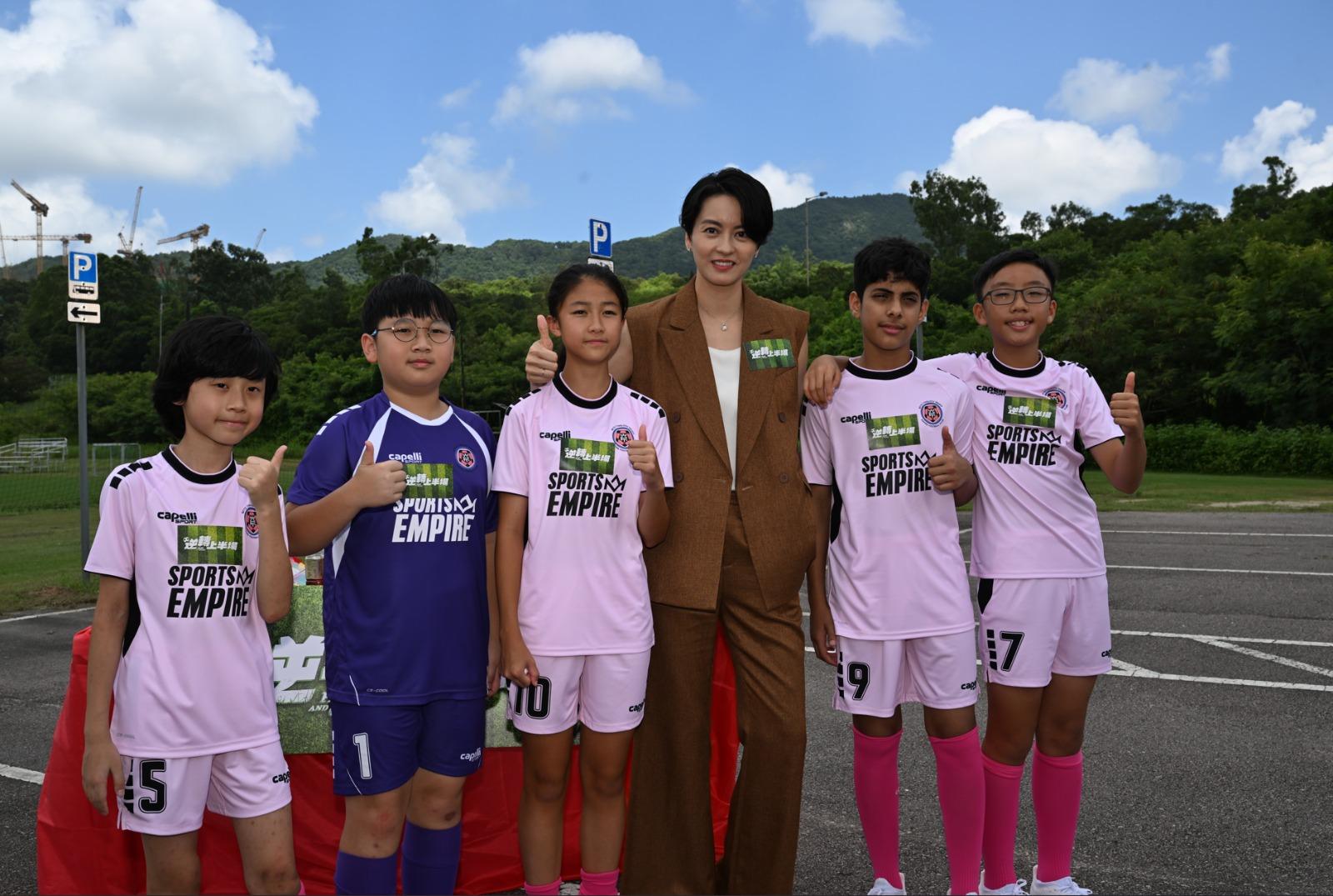 梁詠琪今次跟一眾小演員合作。