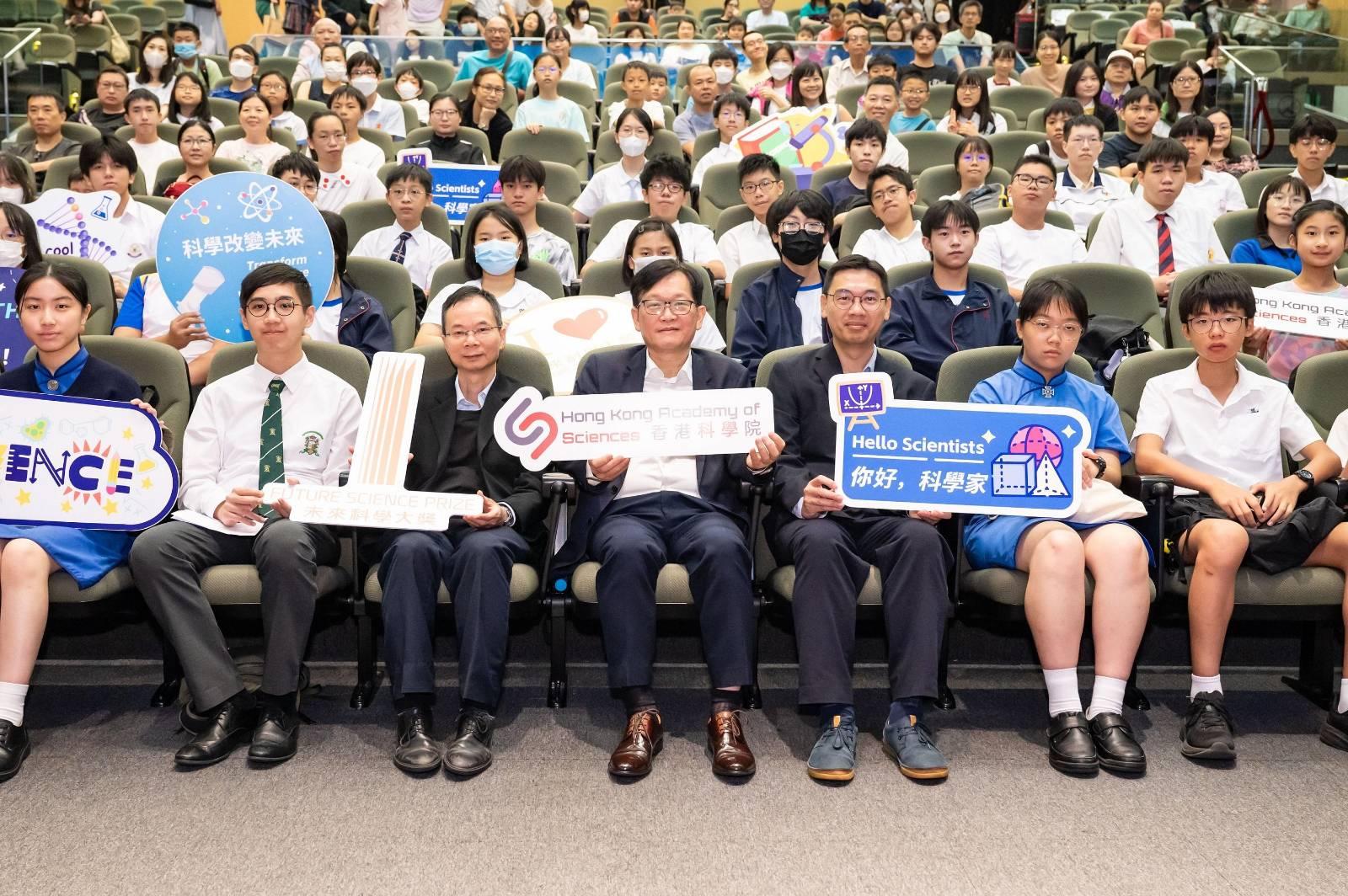 香港科學院副院長莫毅明(左四)認為數學畢業生出路廣闊(未來科學大獎提供)