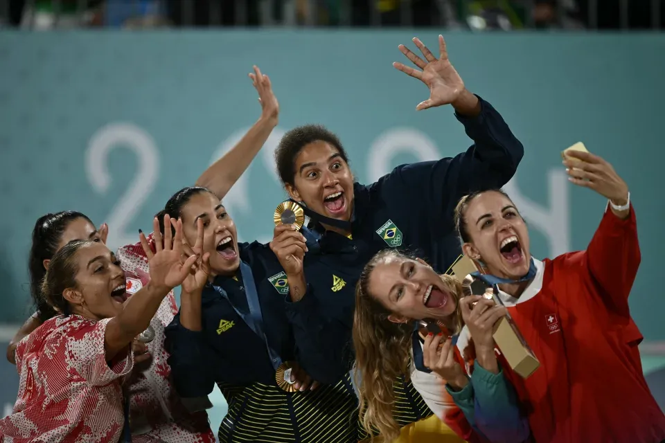 巴黎奧運|女子沙排決賽隔網互鬧 DJ一曲《Imagine》淋熄球員怒火