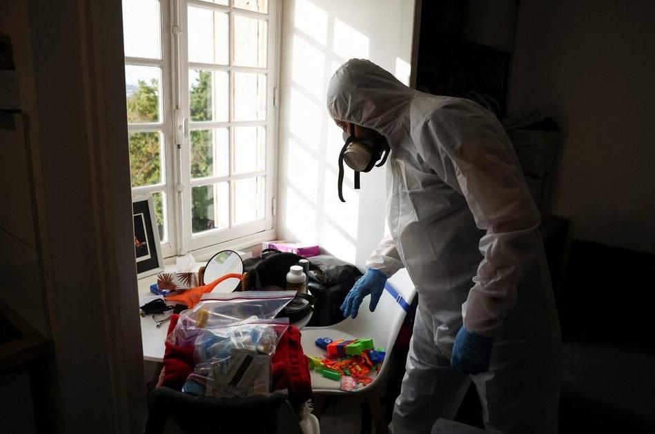 去年巴黎市郊拉伊萊羅斯(L'Hay-les-Roses)一間民宅的梳化發現床蝨,專人上門滅蟲。(資料圖片)