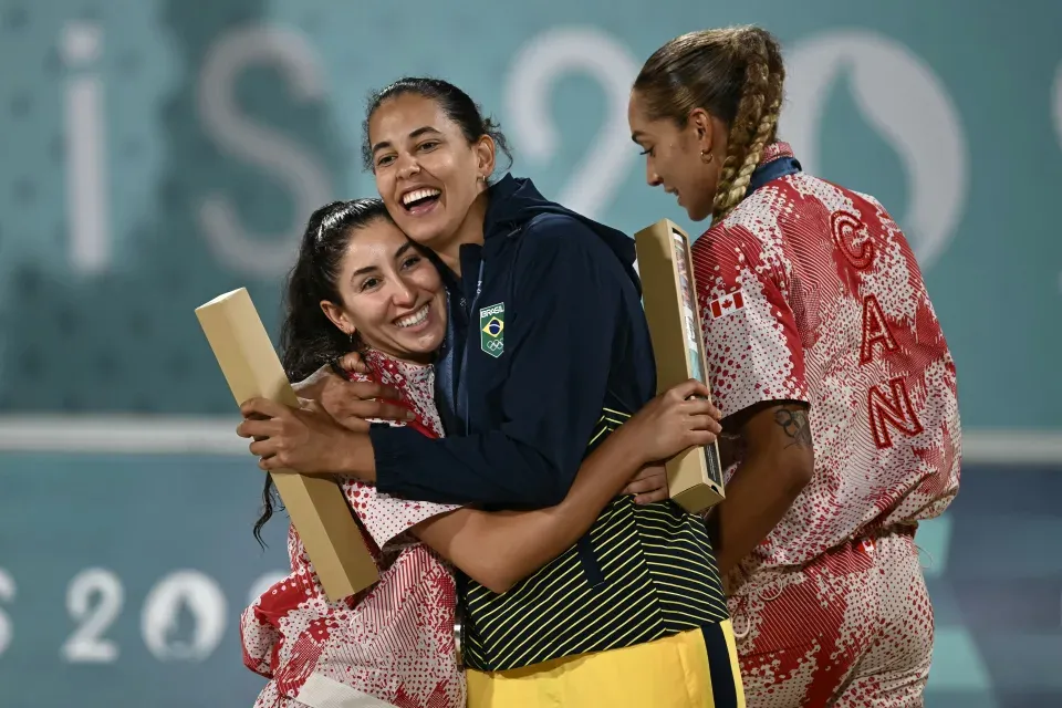 巴黎奧運|女子沙排決賽隔網互鬧 DJ一曲《Imagine》淋熄球員怒火