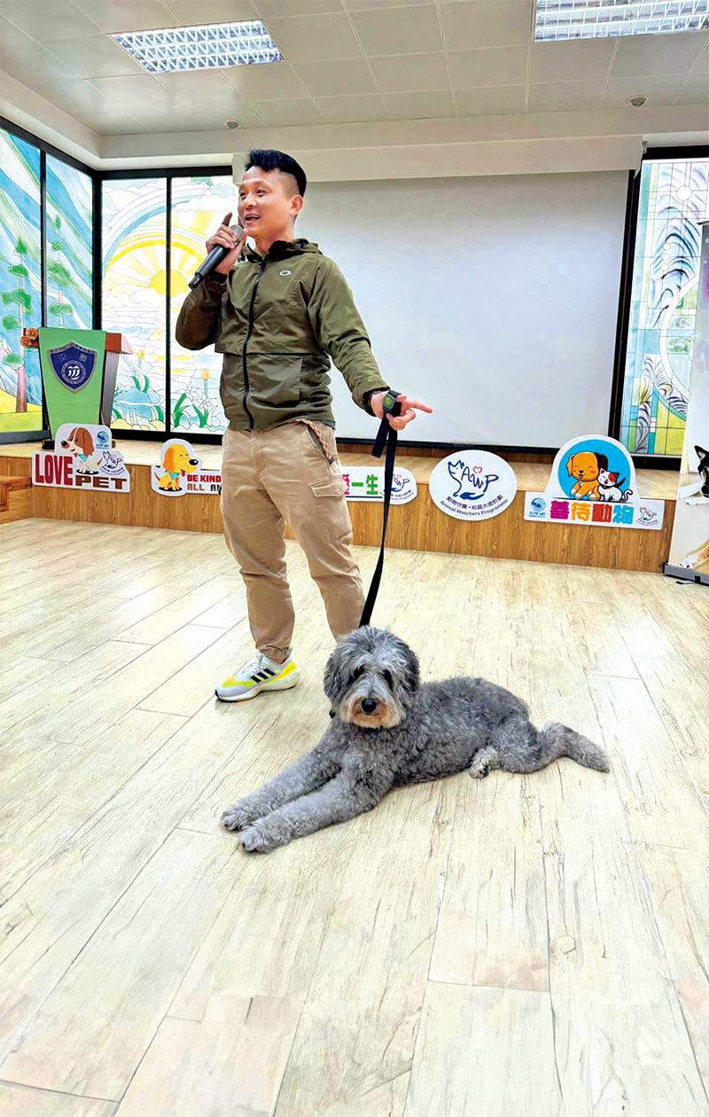 阿健以「動物守護大使」及「心靈撫慰犬導師」的身份到校園教導學生領犬技巧。(《警聲》)
