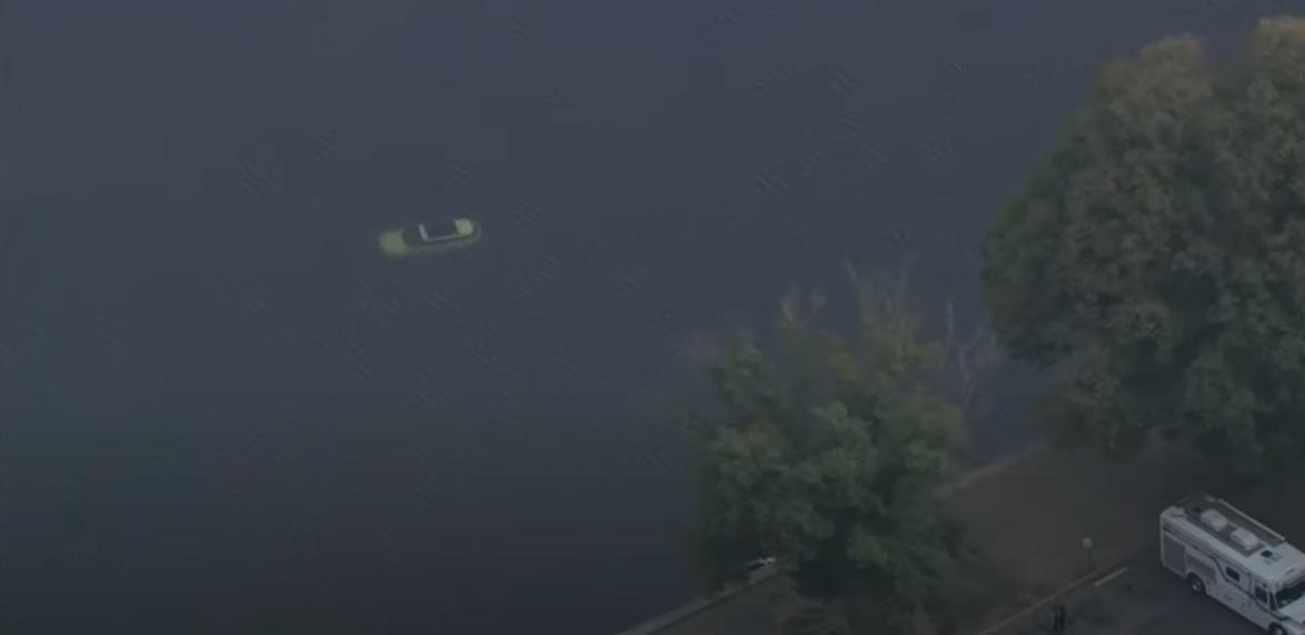 休閒車沉在水中,距離岸邊有一段距離。(互聯網)