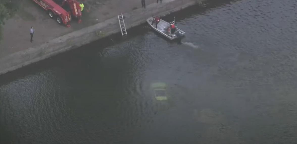 消防設法吊起休閒車。(互聯網)