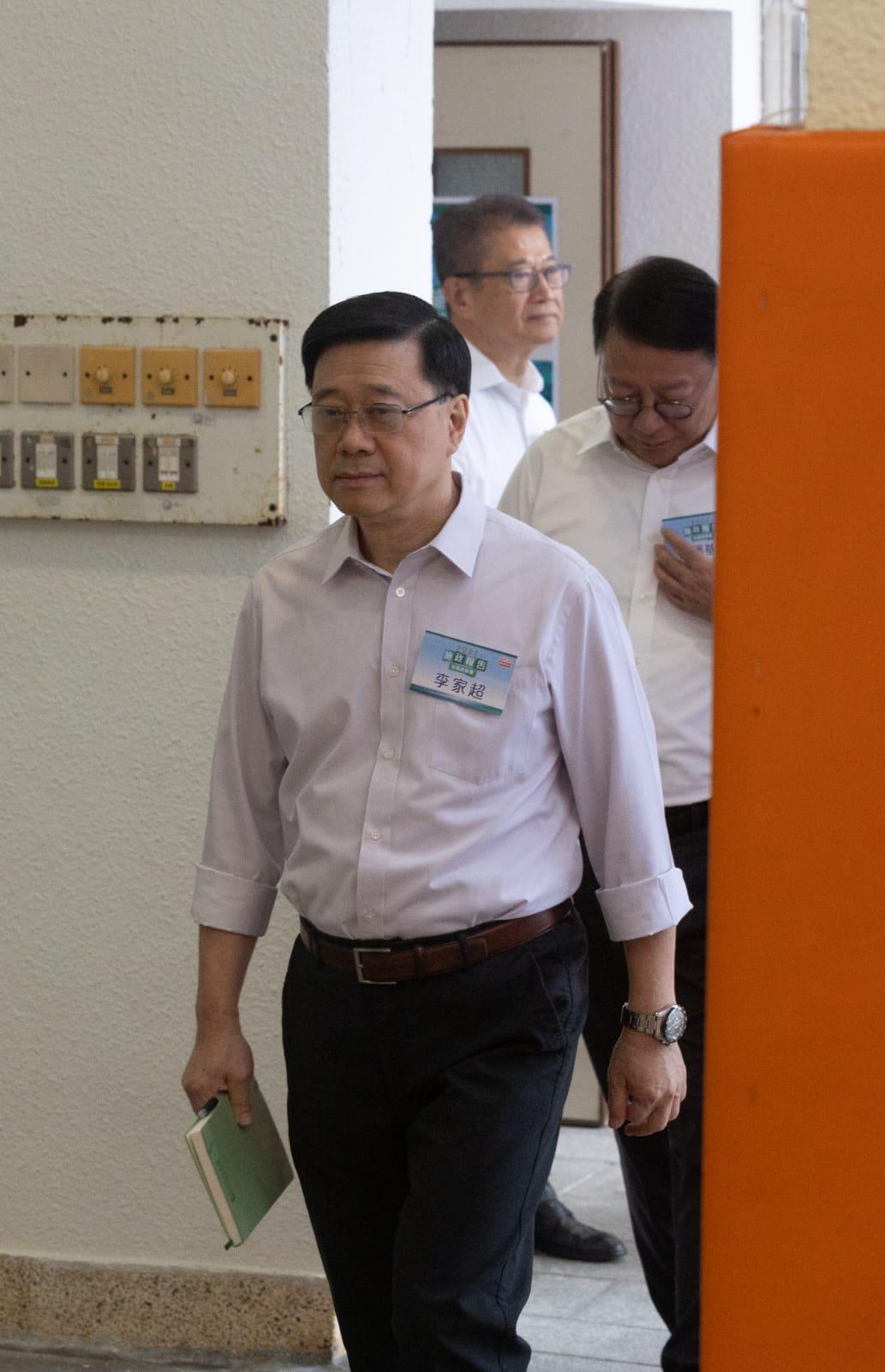 李家超到大埔官立小學出席諮詢會。(蘇文傑攝)