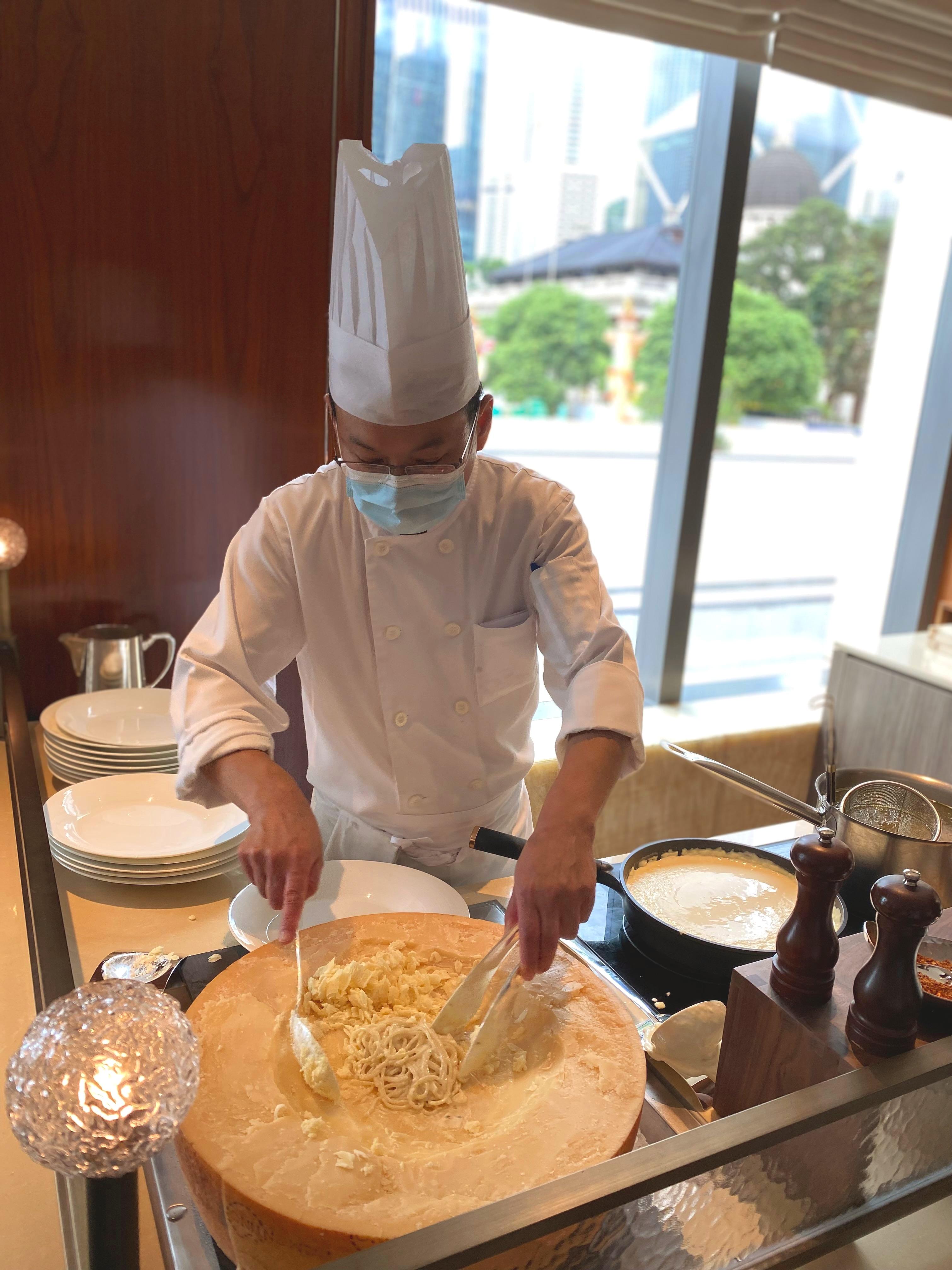 自助餐新增巴馬臣芝士輪即製意粉。