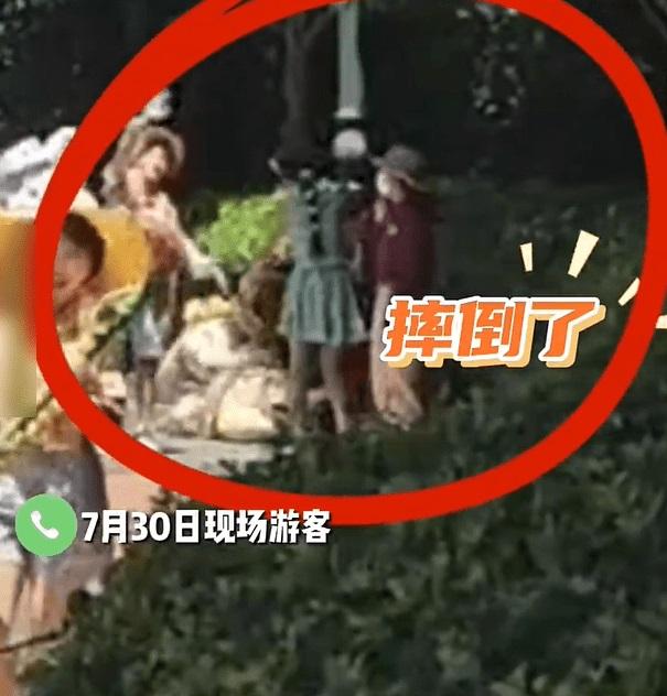 上海迪士尼扮演卡通人物的員工在烈日下暈倒。(互聯網)