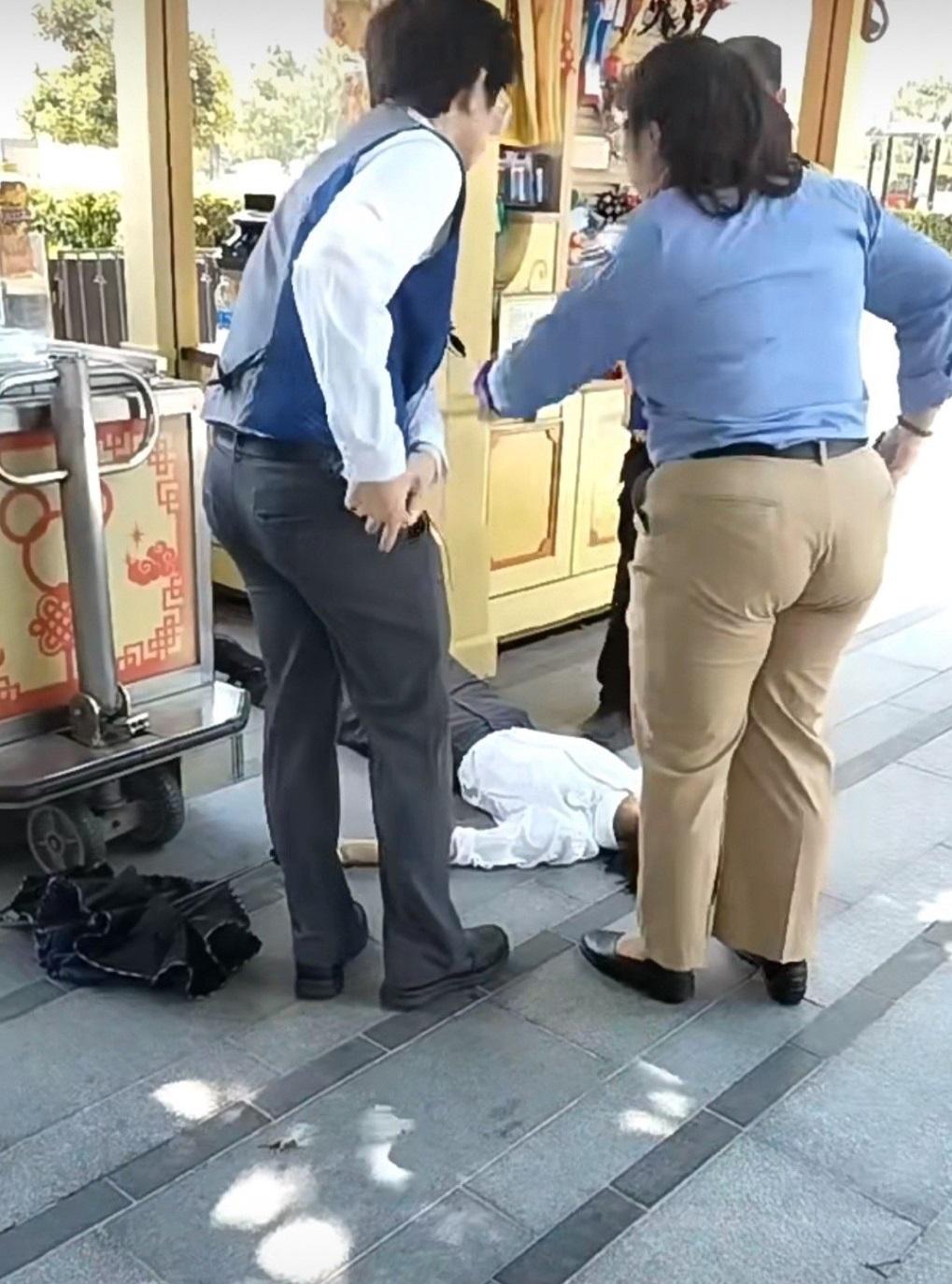 上海迪士尼有攤檔員工酷熱下昏倒。(互聯網)