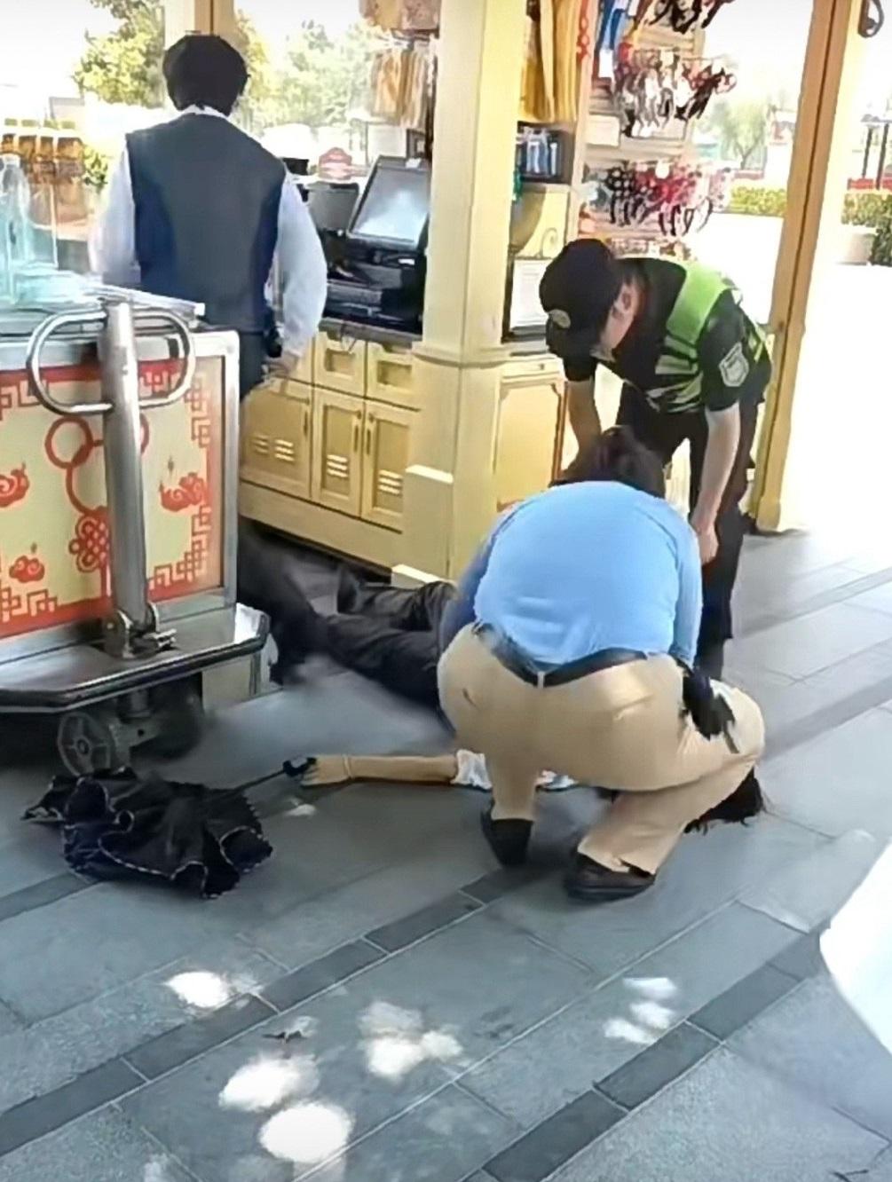 上海迪士尼有攤檔員工酷熱下昏倒。(互聯網)