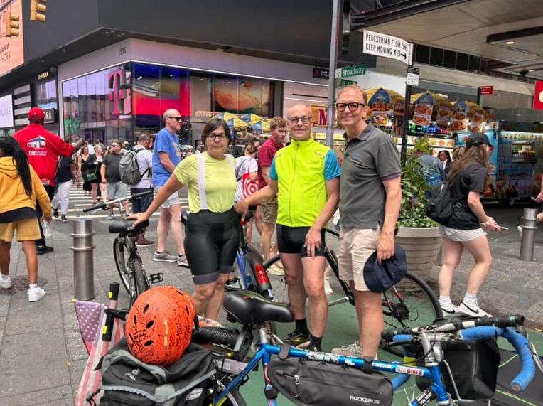 市川榮一在途上認識的美國朋友。(互聯網)