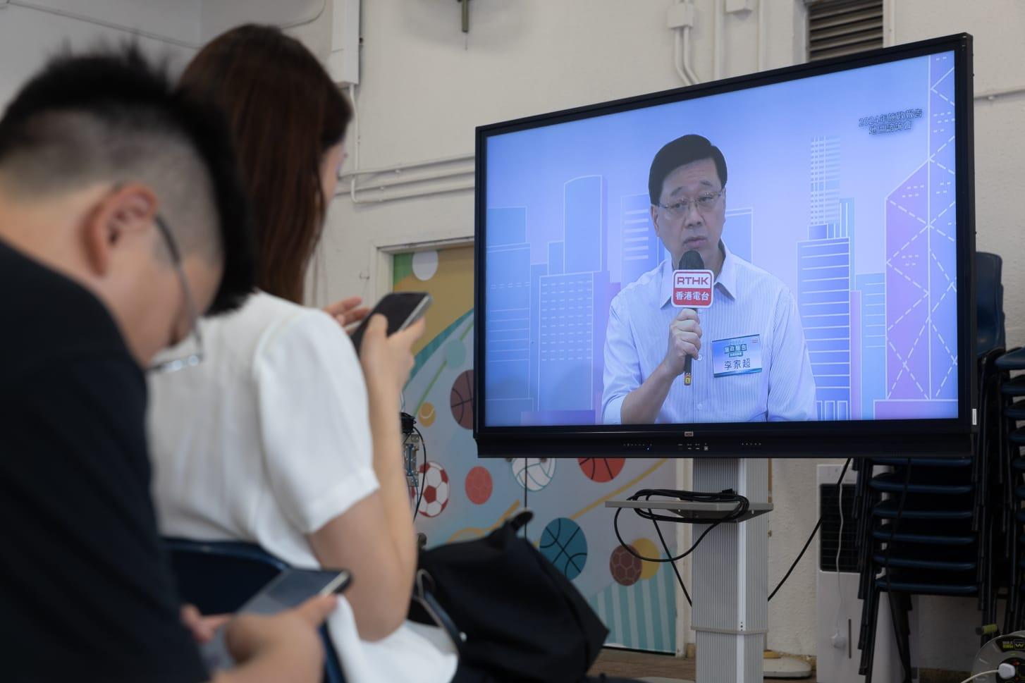 李家超到大埔官立小學出席諮詢會。(蘇文傑攝)