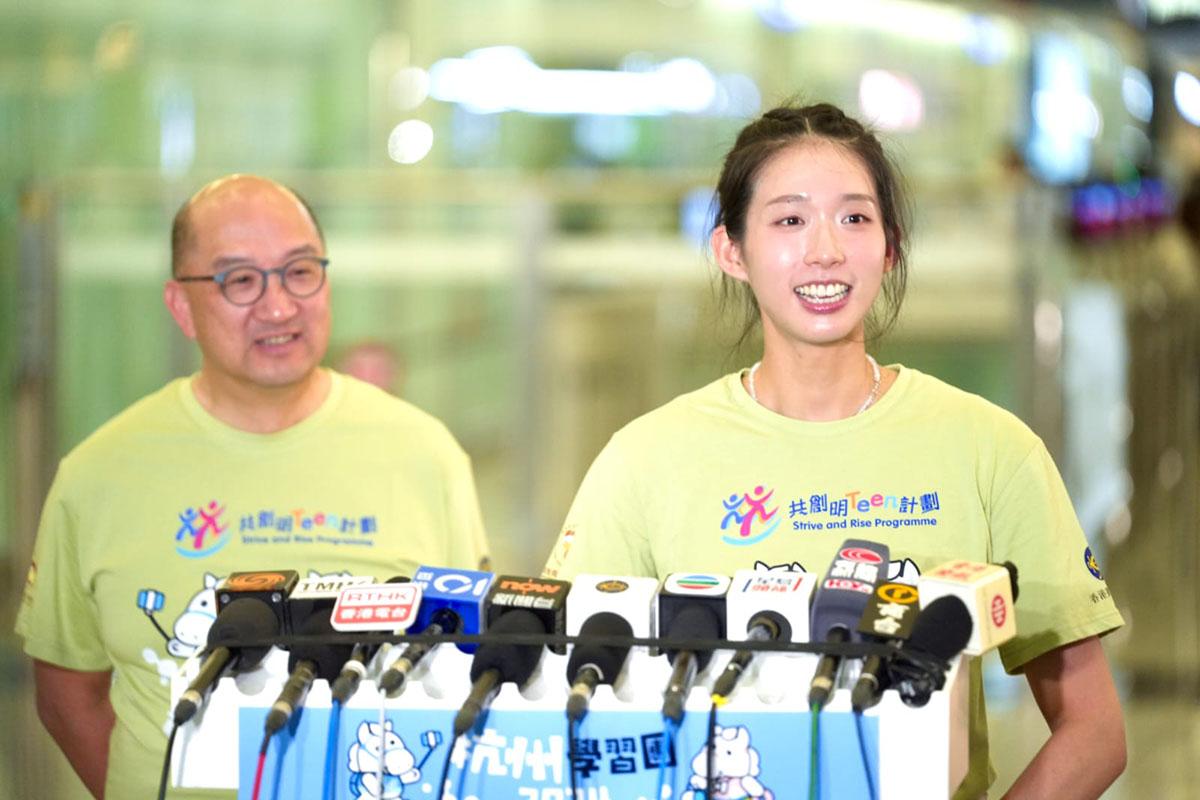 江旻憓(右)表示,將學習如何做慈善和回饋社會。