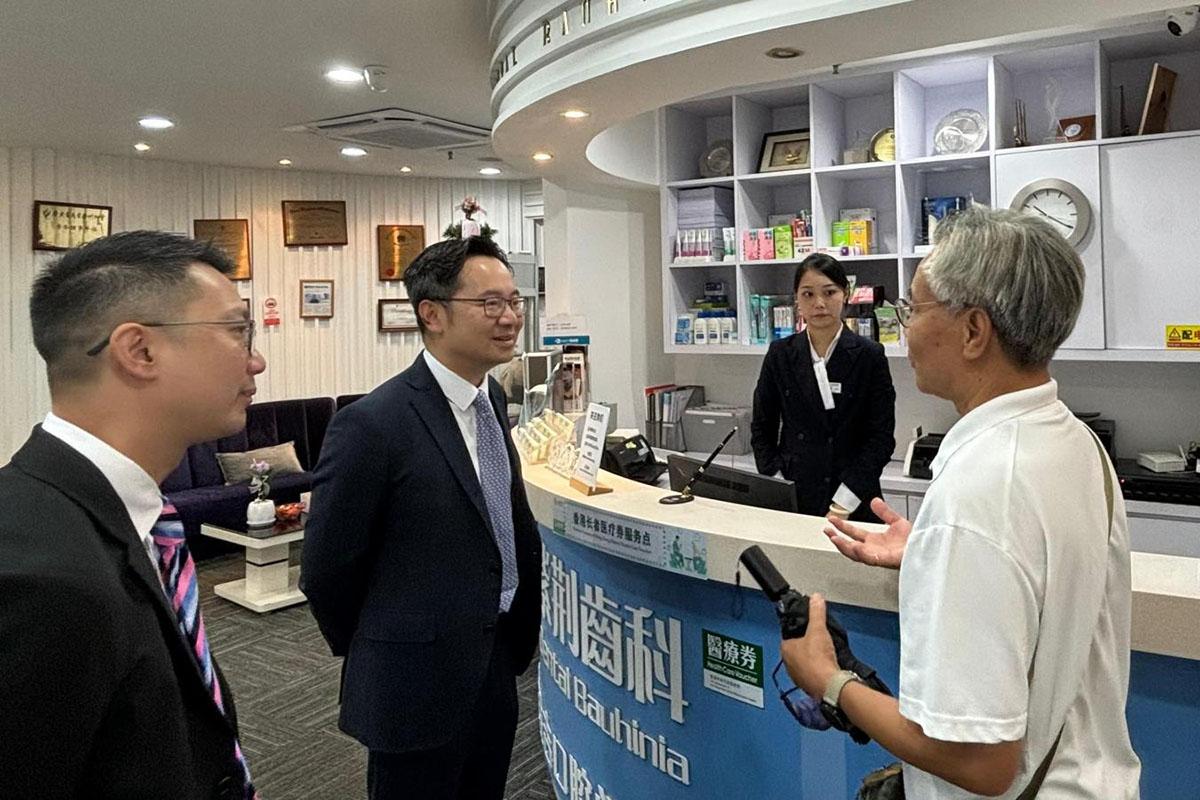 李力綱(左二)和樊敬文(左一)與新服務點內的長者交流。(醫務衞生局FB)