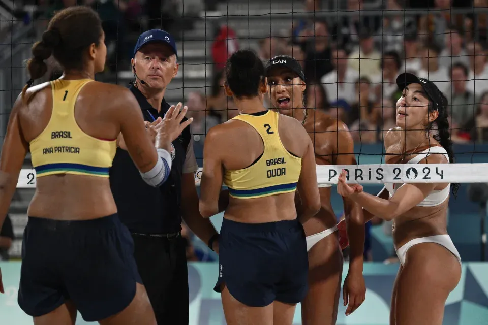 巴黎奧運|女子沙排決賽隔網互鬧 DJ一曲《Imagine》淋熄球員怒火