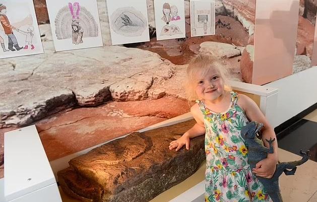 10歲的泰根是恐龍迷,小小年紀就發現恐龍腳印。(互聯網)