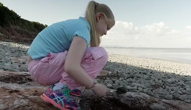 泰根在南威爾斯珀納斯(Penarth)附近海邊發現2億年前恐龍腳印。(互聯網)