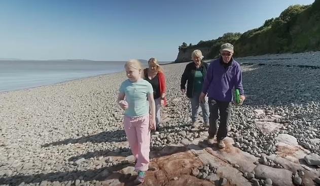 泰根與母親及古生物學家在南威爾斯珀納斯(Penarth)附近海邊尋找恐龍腳印。(互聯網)