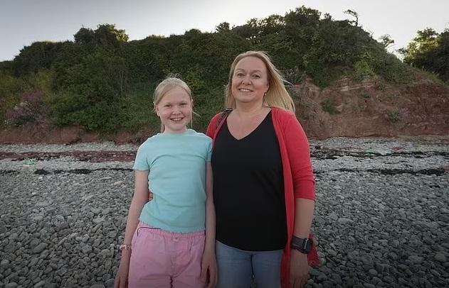 泰根與母親合力找到2億年前恐龍腳印。(互聯網)