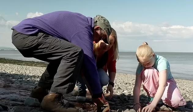 泰根與母親及古生物學家在南威爾斯珀納斯(Penarth)附近海邊尋找恐龍腳印。(互聯網)