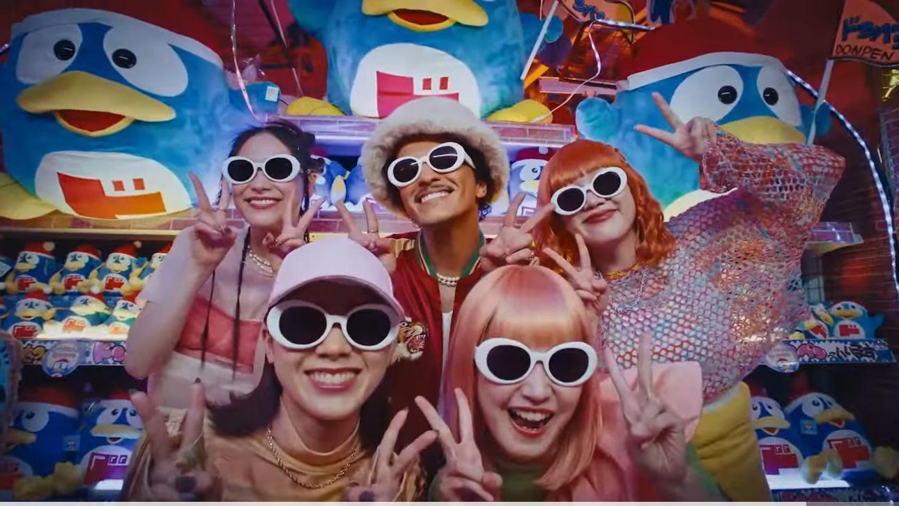 Bruno Mars為DONKI拍攝30秒宣傳片。