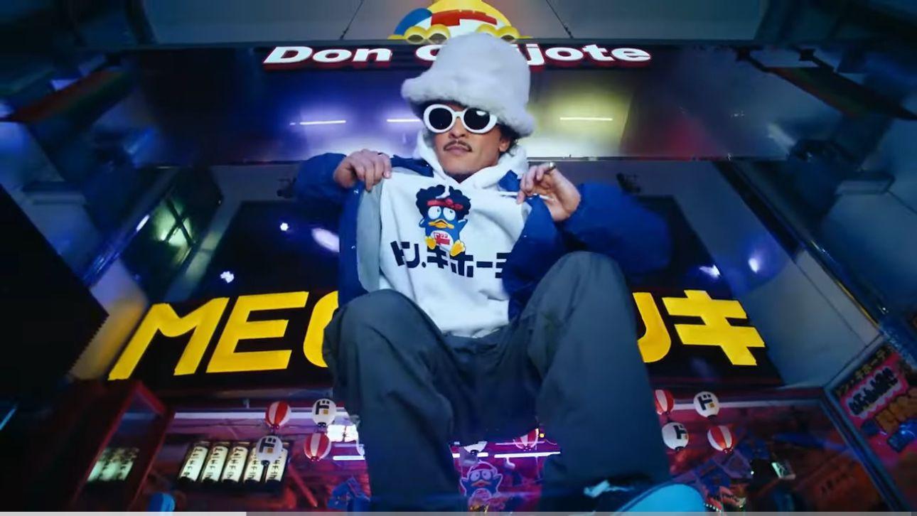 Bruno Mars到澀谷DONKI進行拍攝。