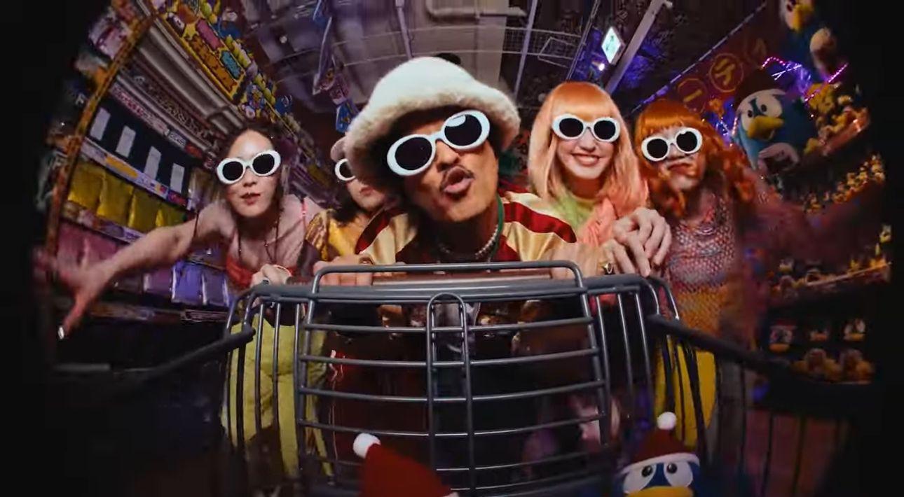 Bruno Mars到澀谷DONKI進行拍攝。