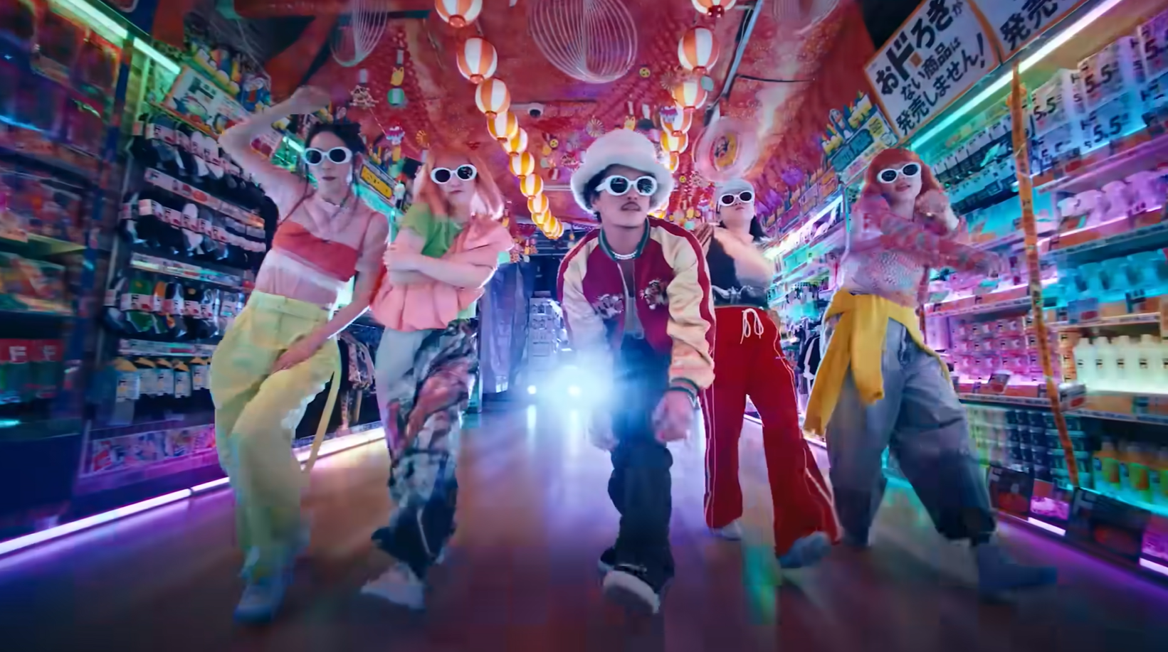 Bruno Mars到澀谷DONKI進行拍攝。