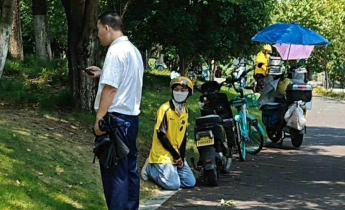 杭州市一名美團外賣送餐騎手在西溪世紀中心一處寫字樓不慎踩倒花圃圍欄,遭保安阻止離開,並拔走其電動單車的車匙,傳保安還要求罰款200元人民幣,該名騎手當時即刻下跪求歸還車匙。(網上圖片)