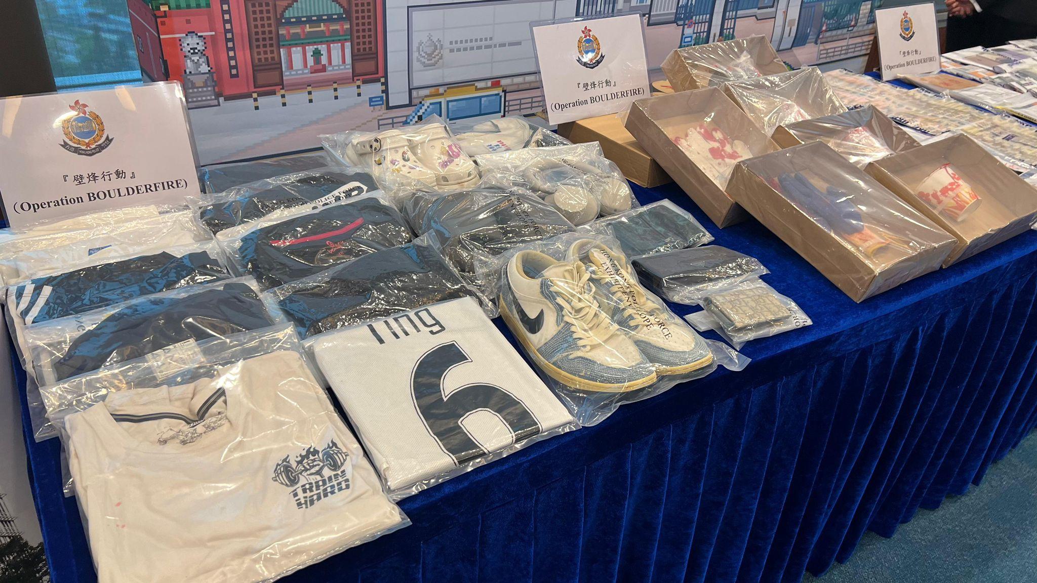 警方在行動中檢獲的現金及工具等。