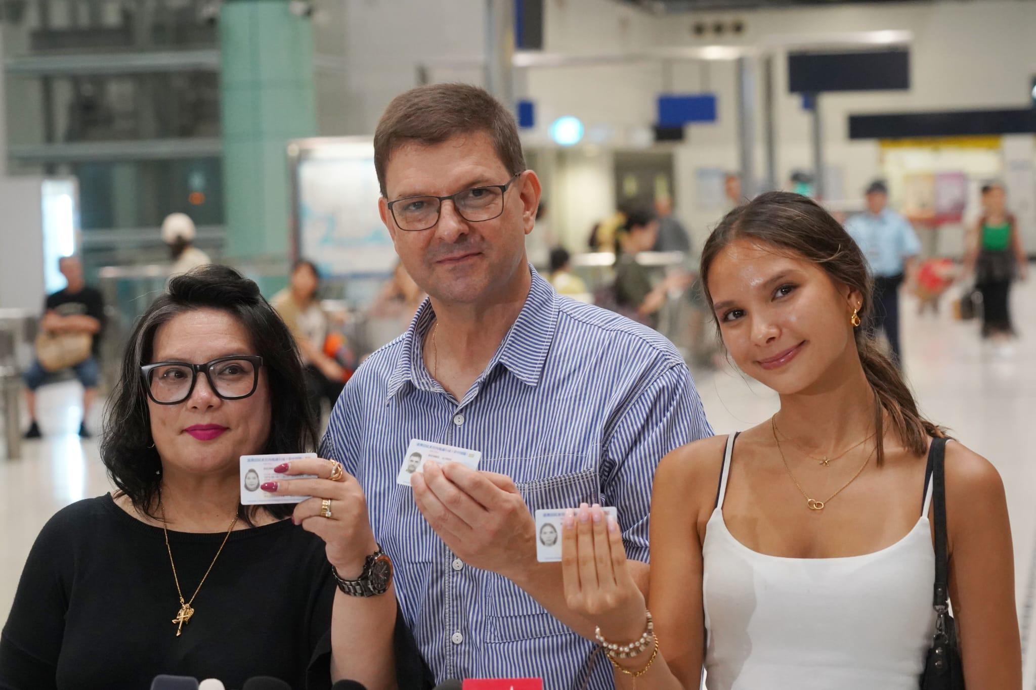 Alfred與家人首度使用回鄉證過關。