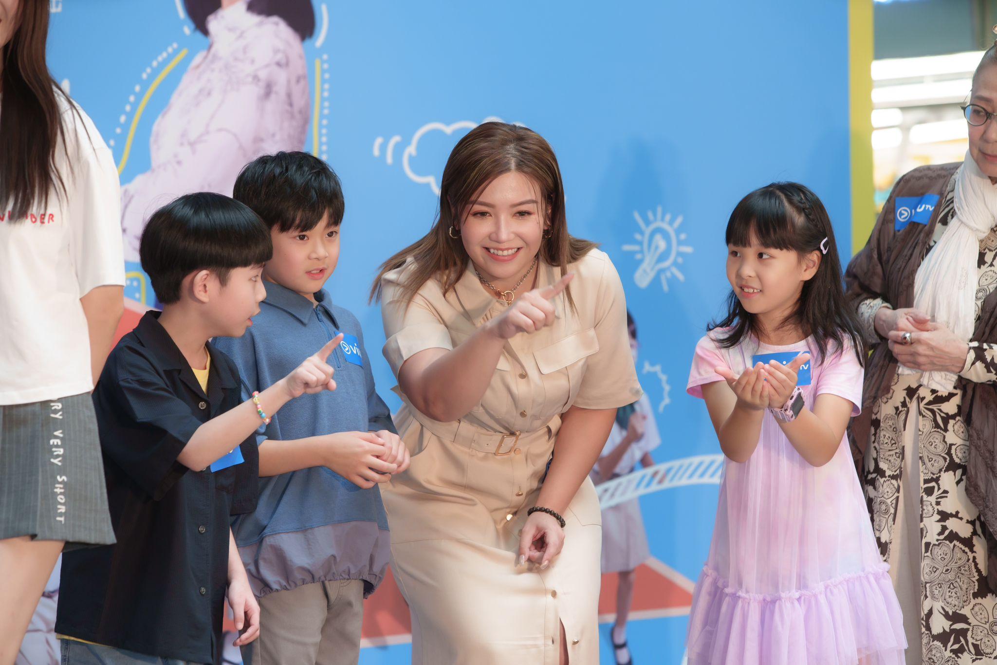 眾星與小演員大玩遊戲,場面熱鬧。