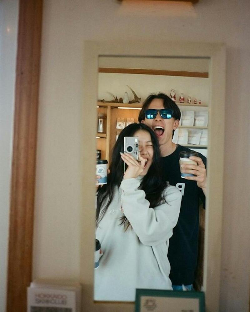 Shou Honda於5月在IG發布跟康堤的親密合照。