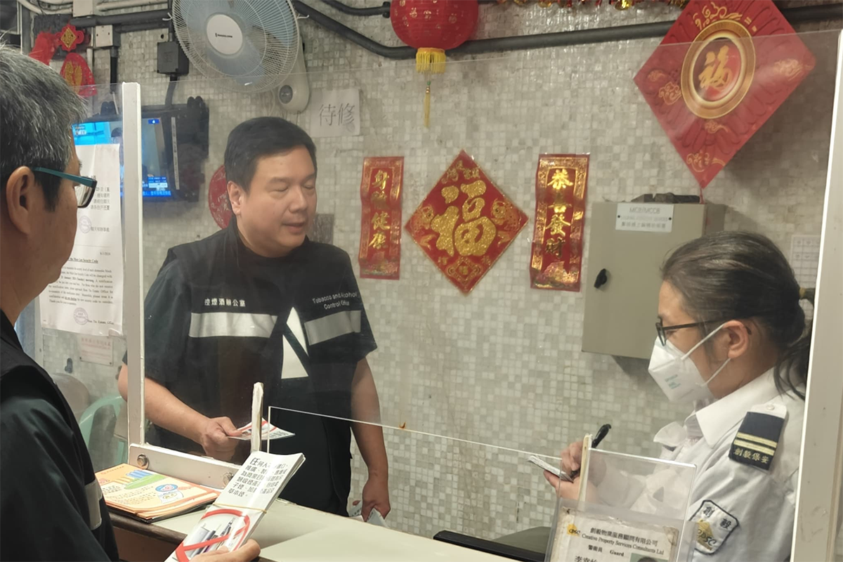 控煙酒辦曾派員到屋邨,講解發現懷疑有人派發吸煙產品傳單時的應對方法。(資料圖片/政府新聞處)
