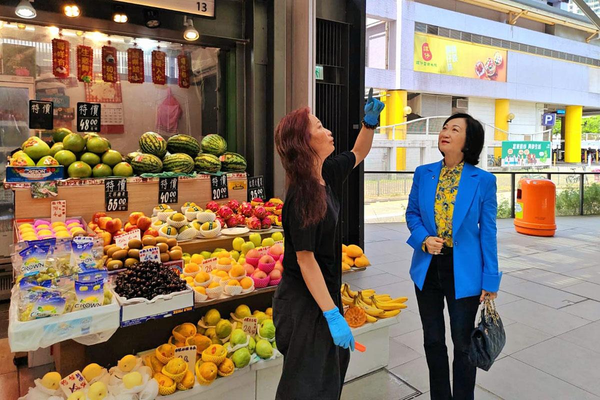 葉劉淑儀(右)形容東日街市人流極為疏落。(葉劉淑儀FB)
