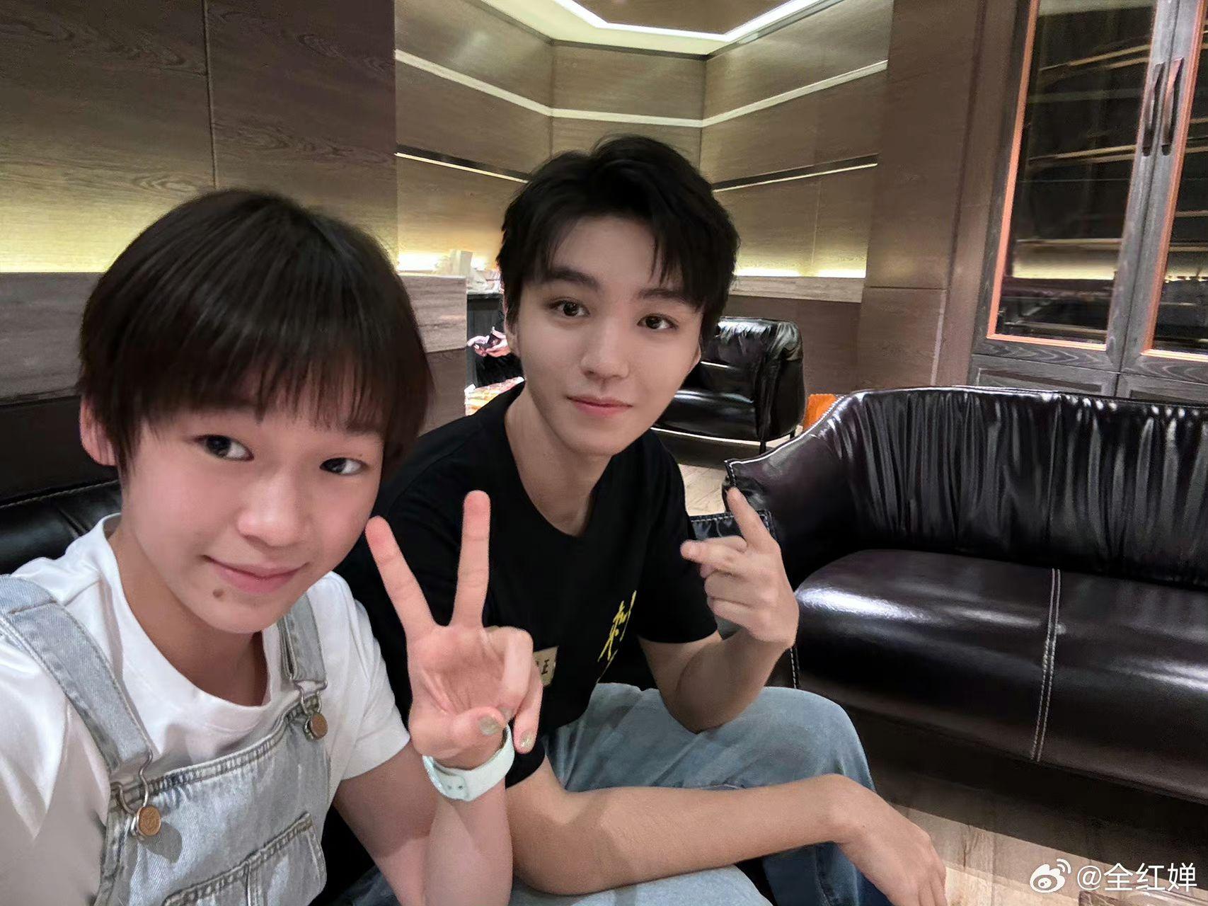 全紅嬋獲邀參加王俊凱電影《刺蝟》的首映禮,兩人見面即同框自拍。