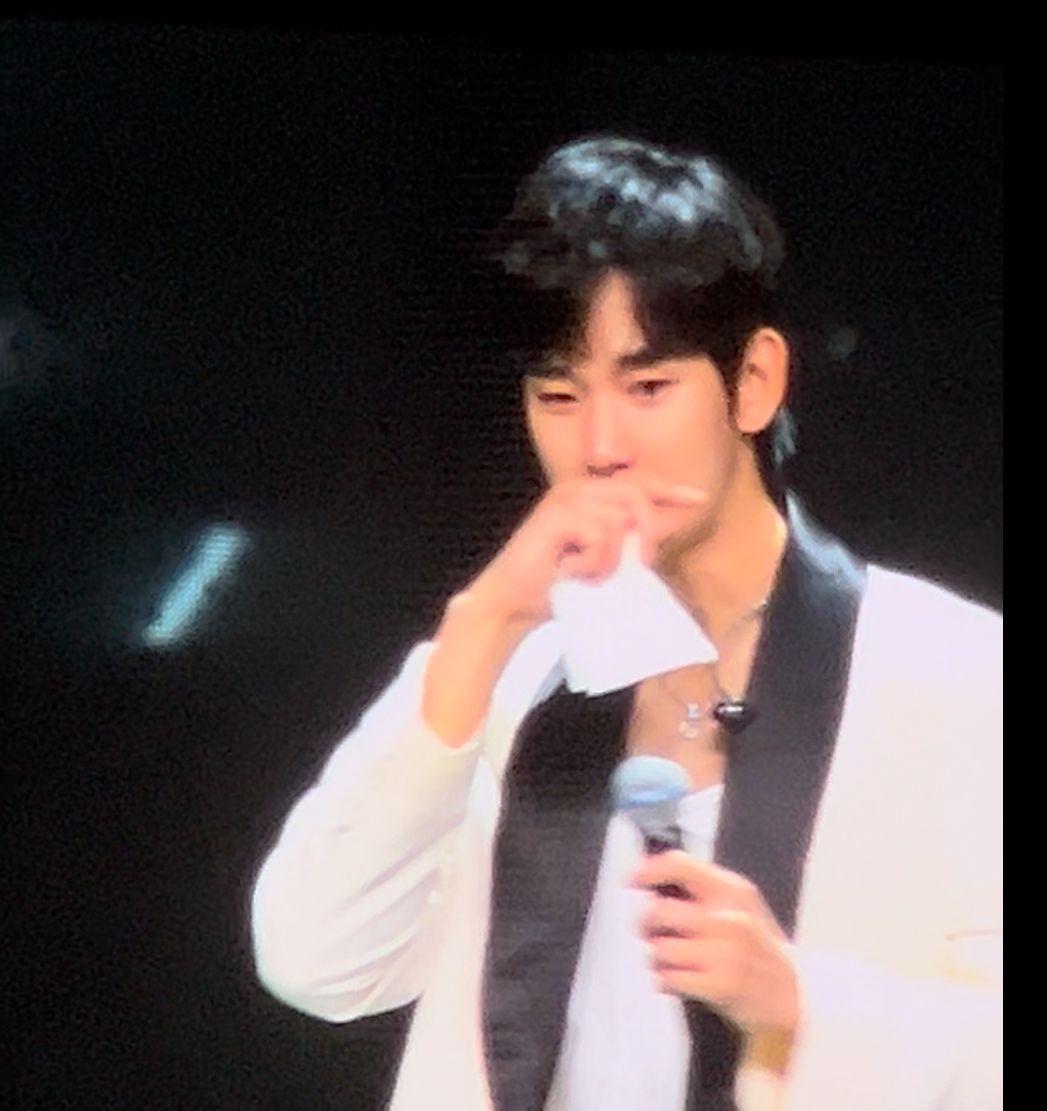 金秀賢一邊看片段,開始顯得眼濕濕,之後更忍不住落淚。