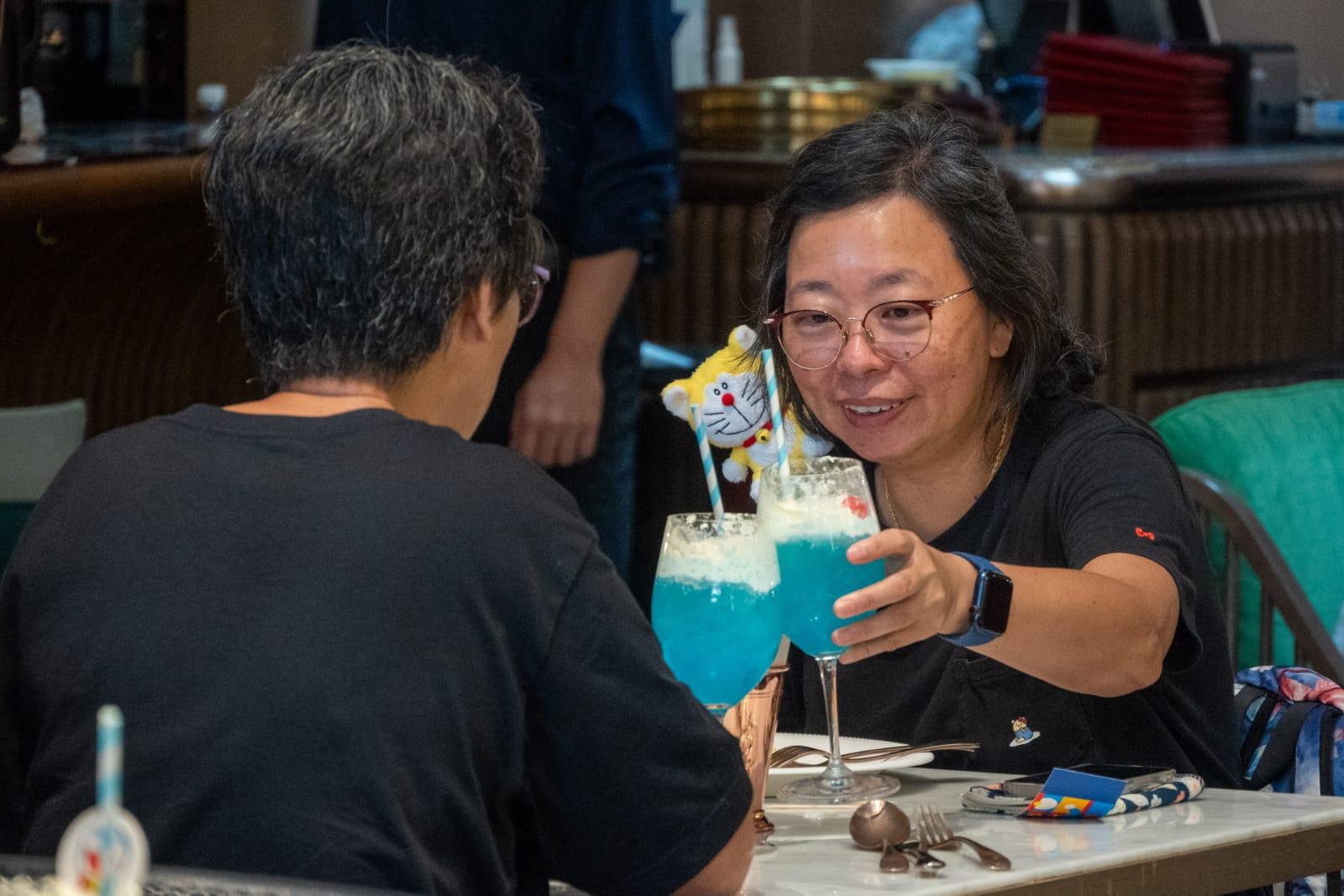 附近商場的食肆推出相關主題的飲品。(陳奕釗攝)