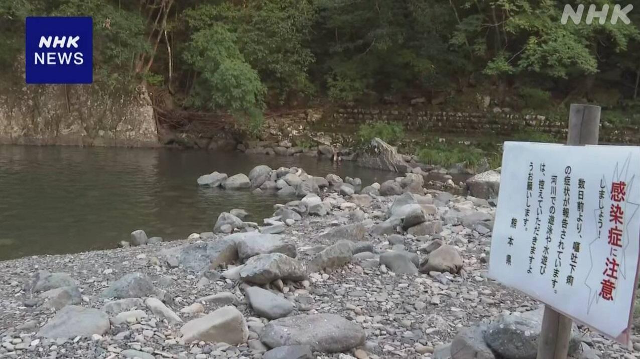 熊本縣政府在「轟之瀑布」豎立告示牌,警告有民眾游泳後嘔吐、腹瀉。(互聯網)