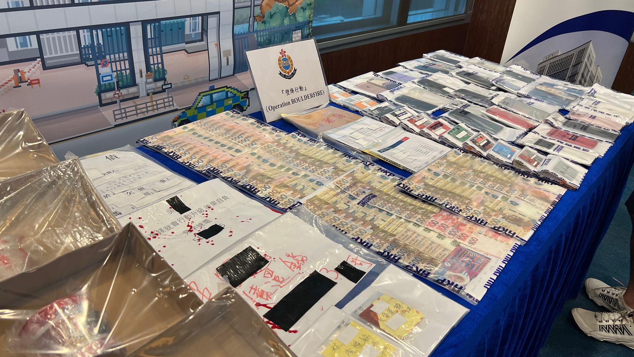 警方在行動中檢獲的現金及工具等。