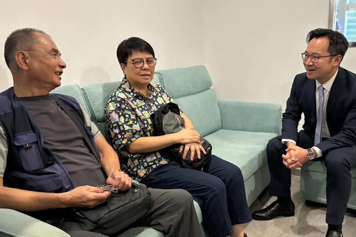 李力綱(右)與新服務點內的長者交流。(醫務衞生局FB)