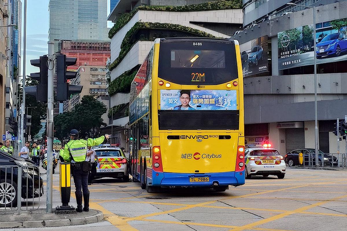 一輛警車與城巴在九龍灣相撞。(FB網民Sze Long Mak)