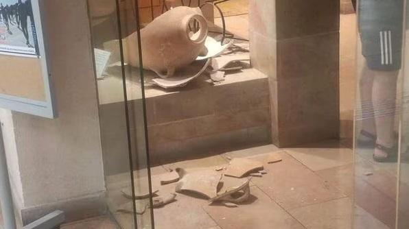 約3,500年歷史珍稀陶罐被砸爛的模樣。(互聯網)