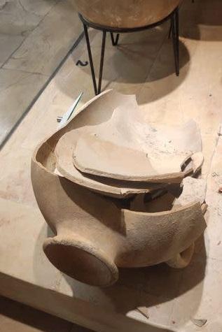 約3,500年歷史珍稀陶罐被砸爛的模樣。(互聯網)