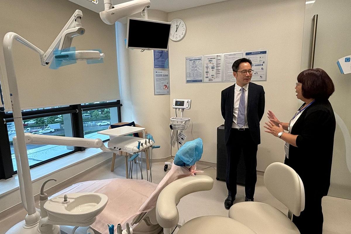 李力綱(左)與新服務點的代表交流。(醫務衞生局FB)